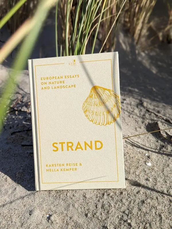 Rezension  Strand. European Essays on Nature and Landscape Hella Kemper und Karsten Reise